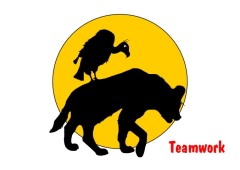 Grukarte Teamwork, gestaltet von der Grafikdesignerin Marion Lux, Berlin - Beschreibung: Im Hintergrund eine gelbe Kreisflche wie Sonne oder Mond. Im Vordergrund die Silhouetten von einer Hyne und einem Geier, der auf der Hyne sitzt. Aufgedruckt das Wort Teamwork